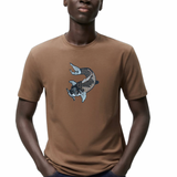 Koi Karper Vis XL Strijk Embleem Patch op een bruin t-shirt