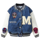 Sugar Skull Schedel Strijk Embleem Patch Donker roze samen met de blauwe en witte variant op een klein baseball jasje