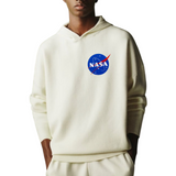 Nasa Embleem Tekst Strijk Applicatie op een ecry witte hoodie