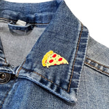 Close-up van de Pizza Punt Emaille Pin