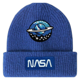 Nasa Tekst Embleem Strijk Patch Blauw Wit samen met een planeet strik patch op een blauwe wollen muts