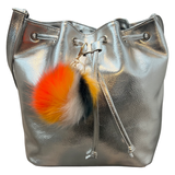 Sleutelhanger Pom Fluffy Tas Keychain Geel Oranje Groen Wit aan een zilverkleurige tas