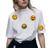 Emoji Smiley Love It Ogen Strijk Embleem Patch samen met drie andere varianten op een wit t-shirt