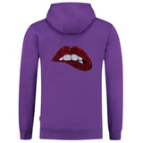 Mond Bijt Op Lip Pailletten Strijk Embleem Patch Rood op de achterzijde van een paarse hoodie