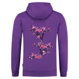 Een voorbeeld van de Magnolia Bloesem tak Opnaai Embleem Patch Set op de rugzijde van een paarse hoodie