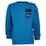 Nasa Tekst Embleem Strijk Patch zwart Rood samen met het ronde NASA embleem op een blauwe sweater kindermaat