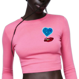 Lippen Mond Hartjes Strijk Patch samen met een blauw paillette hart strik patch op een roze longsleeve