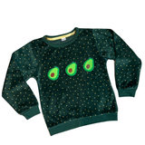 Drie maal de Avocado Strijk Embleem Patch Badstof Groen op een kleine groene sweater