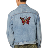 Kopie van Vlinder Strijk Embleem Patch Artistiek Rood Large op de rugzijde van een spijkerjasje