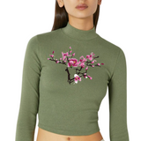 Magnolia Bloesem tak Opnaai Embleem Patch Rechts op een groene longsleeve